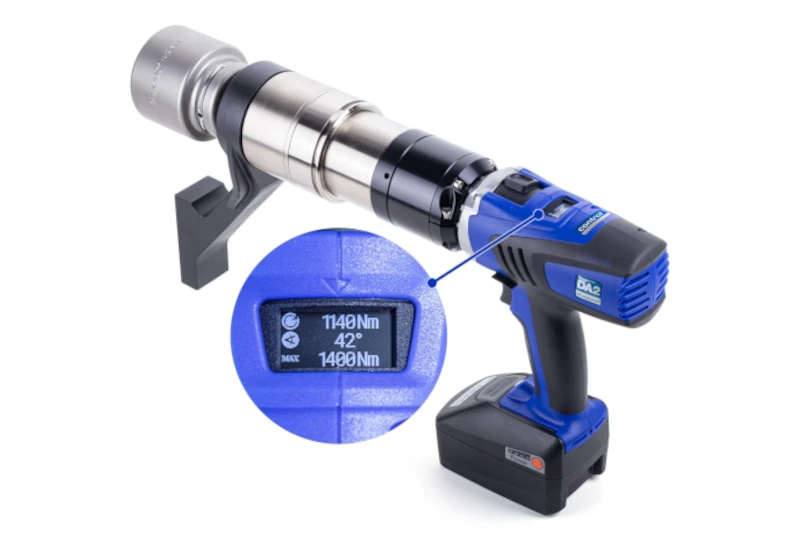 Battery-operated torque wrench with display and rotation angle mode